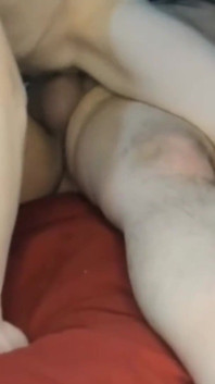 Sie wird von ihrem freund aufgeweckt und dieser fick mit ihrer öligen muschi und ihrem arsch