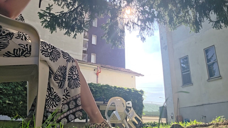 Nicoletta Embassi: Gorące Słońce W Ogrodzie: Minimalistyczne Bikini, Sandały Maskujące I Pragnienie,...