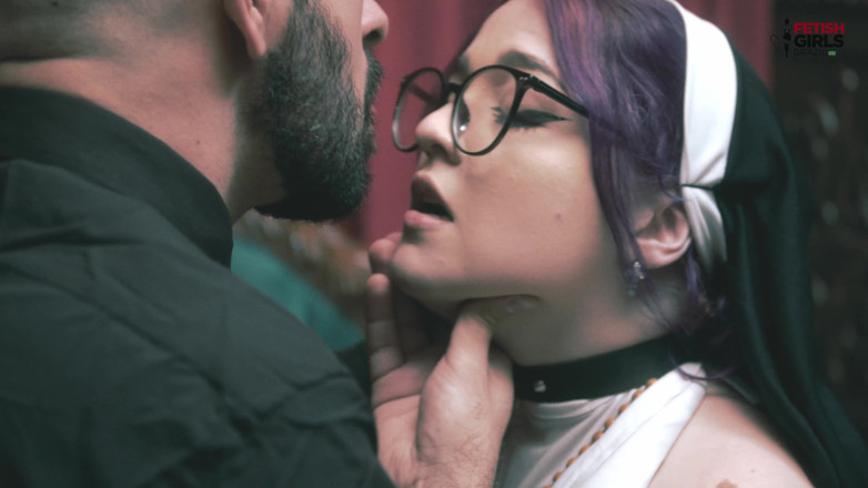 Fetish Girls Brazil: La nonne Madalena est vierge et ne peut que l'enculer,...