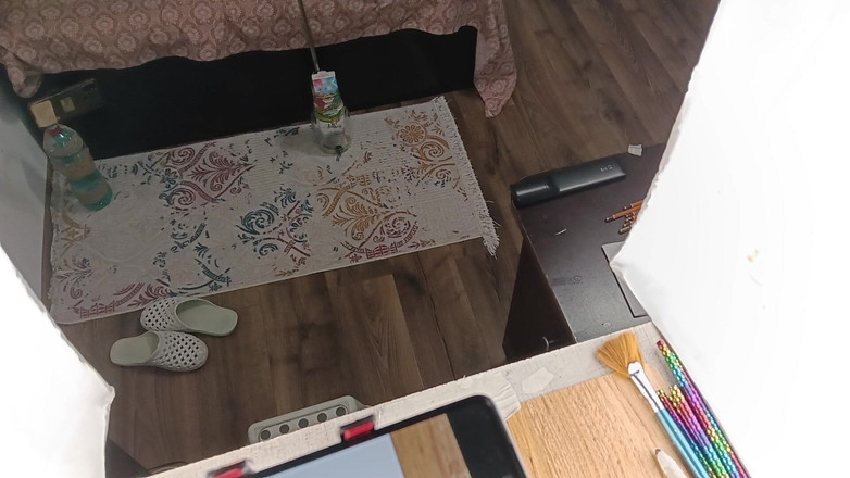 Amateur_MS: Een sexy harige brunette doet naakt huishoudelijk werk.