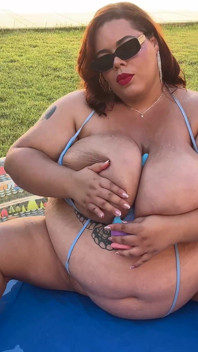 Angel bBW fickt, pissen und draußen kommen