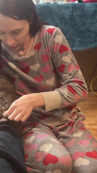 Flicka sniffar gamla mans arbete stövlar strumpor fötter