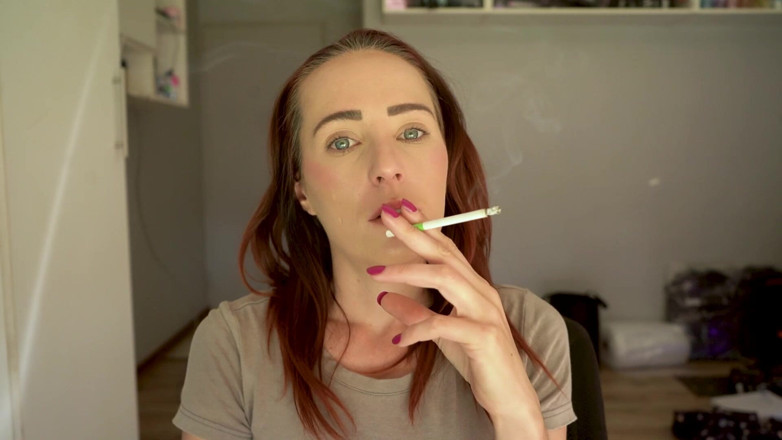 Alicia Robertz: Sexy Close-up Smoking