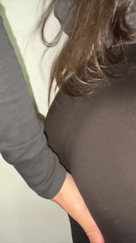 Sie Berührt Den Schwanz Eines Fremden Und Sie Haben Sex in Der Öffentlichkeit.