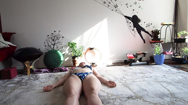 Aurora Willows: Culo grosso in bikini yoga