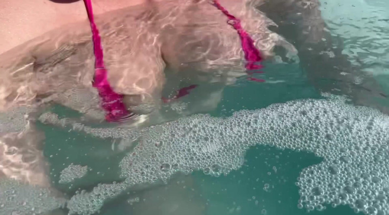 Artemisia Love: Artemisia Love sexy și excitată Underwater arătându-și țâțele mari într-un super bikini micro și...