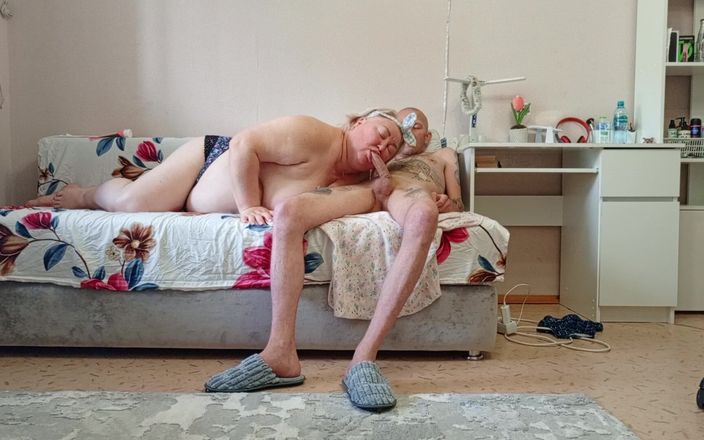 Zona901: 자지를 빨고 얼굴에 뜨거운 정액을 받는 새엄마