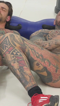 Dos Machos Hetero Tatuados En El Gimnasio