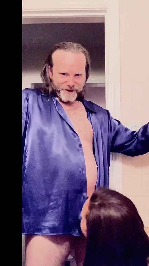 Satin Fetish King: Satynowy kuguar kogut nie może się oprzeć jedwabistego błękitu królewskiego