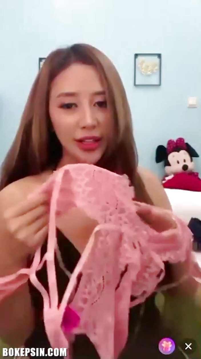 Indoseblay: 黒いドレスは、痴女が義理の妹をからかっている間に開かれました