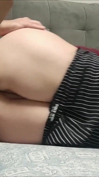 继子，他在睡一张床时不小心操了他的熟女继母，让她被内射