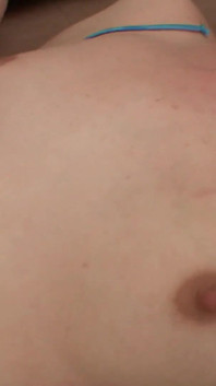Tetovaná zrzavá teenagerka dostane teplou nálož do pusy