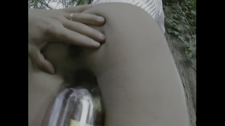 Italians at Home: Il Trio Lesbo Si Trasforma in Un'orgia Nel Bosco