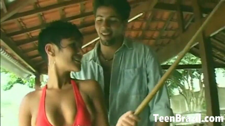 Teen Brazil: Geiles teen-mädchen aus brasilien hat sex am strand
