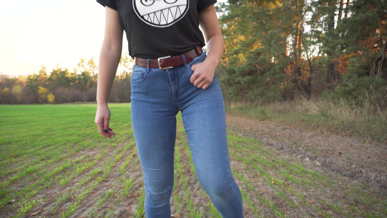 Teasecombo 4K: Nevlastní sestra škádlí kundičku stydké pysky v Blue Jeans Outdoors
