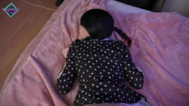 L'arrapante Mercoledì Addams usa tutti i suoi buchi per il suo piacere. Karneli Bandi