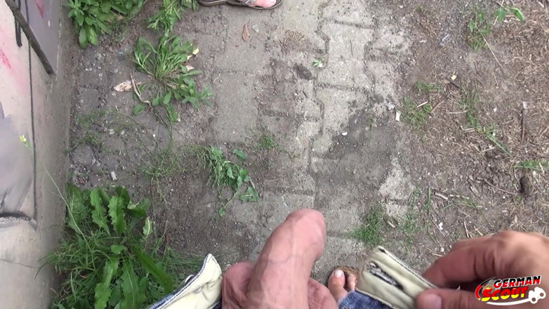 German Scout: Duitse scout - blond getatoeëerd lekker wijf verleid tot seks in...
