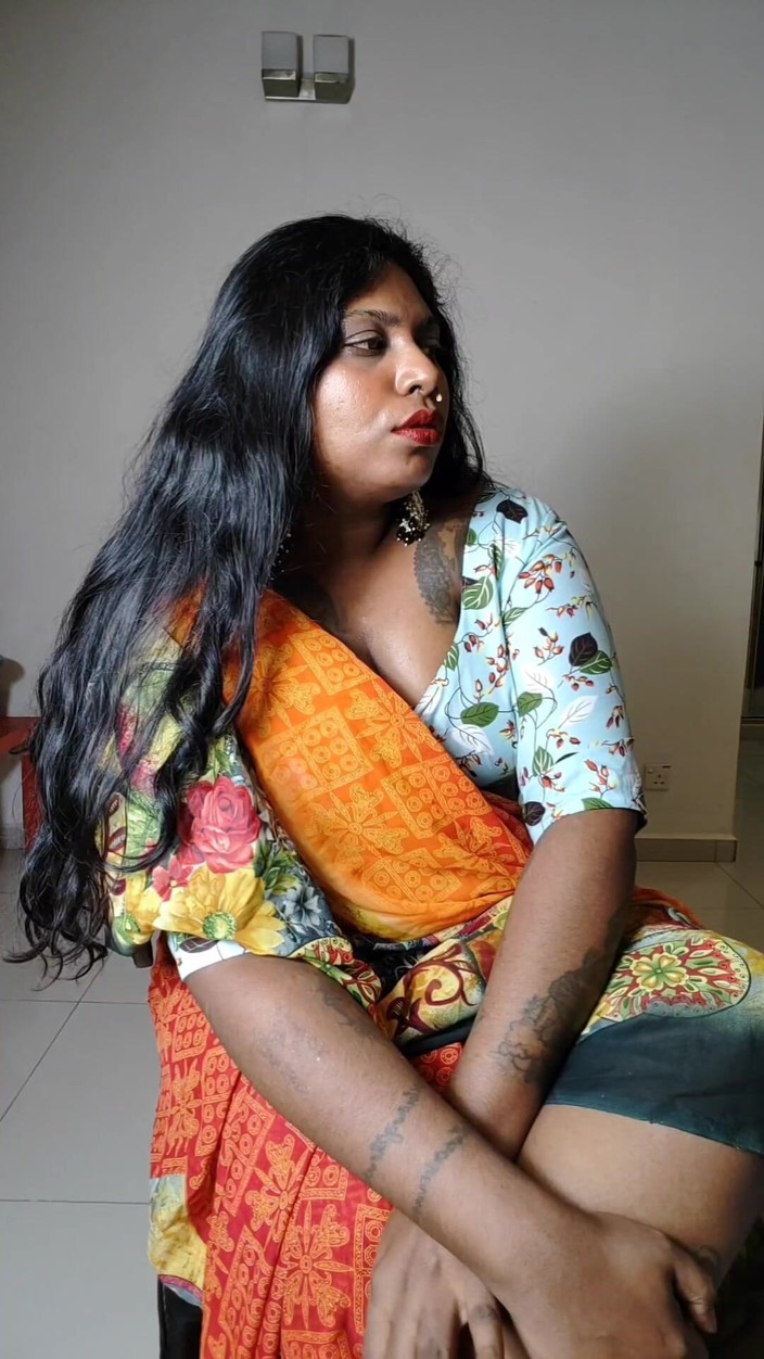 Ilariafajralilura: Aunty Ilaria Tries to Escape the Crowd and Accidentally Discovered...