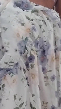 Crossdresser tira vestido bonito para expor nova calcinha rosa e sutiã