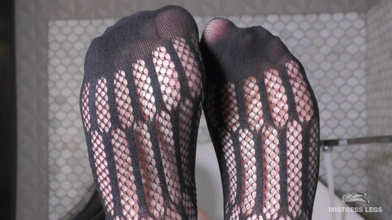 Mistress Legs: 목욕 중 검은 망사 다리를 애무하고 무시하는 여주인