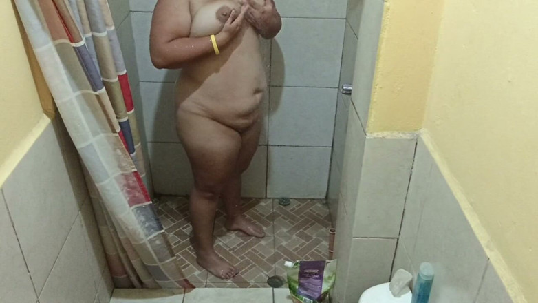 Stepmom_with_big_tits: 이 샤워는 내 가슴이 너무 좋아서 뜨겁게 끝났어