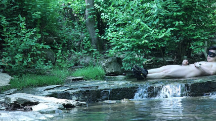 barenakedboy: Fleksibel di tepi Air Terjun, Cuba Menyelinap Sedikit Detik Persendirian...