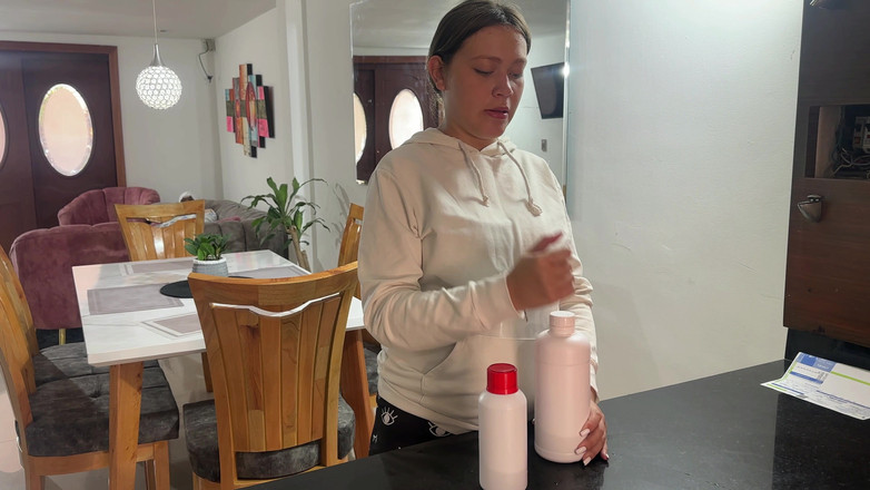 Julianaburning: 나는 내 작은 난쟁이가 아픈 것을 발견하고 나아지기 위해 그에게 시럽을 주기로 결정했지만 혼란스러워서 결국 그에게 최음제를 주게 됩니다