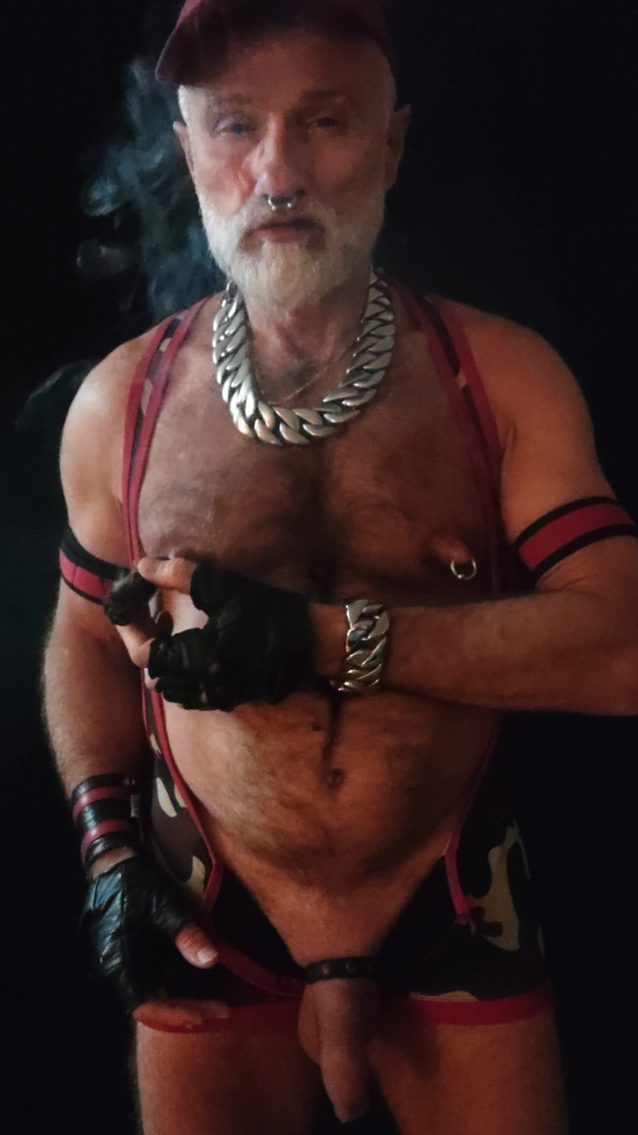 MusclesCigarsFFPig: Ngocok sambil merokok gar