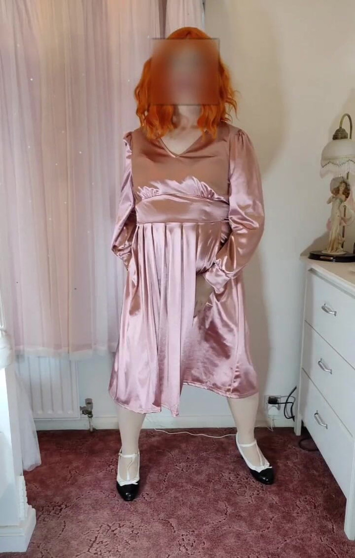 Nottstvslut: Crossdresser dengan gaun satin vintage