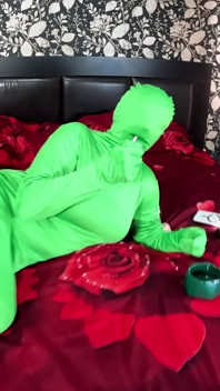 Jeu complet d’encasement Zentai. Grosse bite noire, gode, gifles de chatte et fumée à travers le nylon