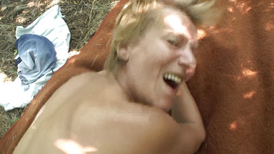 Mature Climax - 100% Mature Videos: Una troia matura pelosa si fa mettere a pecorina all'aperto