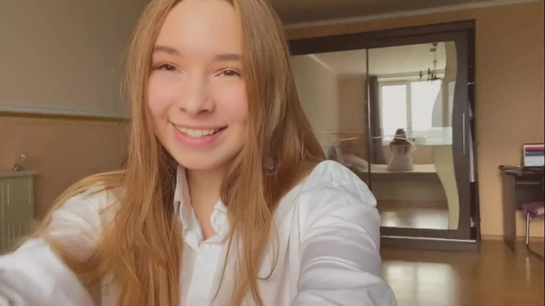 Loly Lola: Beautiful Girl's Pussy Throbs and Cums