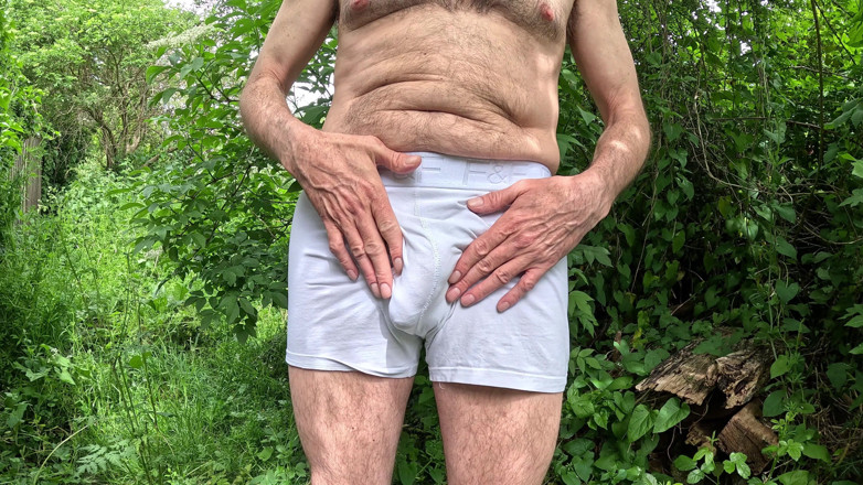 Rockardglans: Stor oklippt kuk Wanking in the Woods bär vita boxarshorts -...