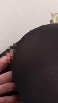 Trio di diavolo un uomo che si fa rinchiudere le mani intorno alle cosce, attraverso le sue calze nere 3