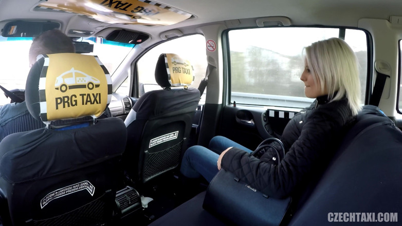 Czech Taxi: Vollbusige blonde muschicat