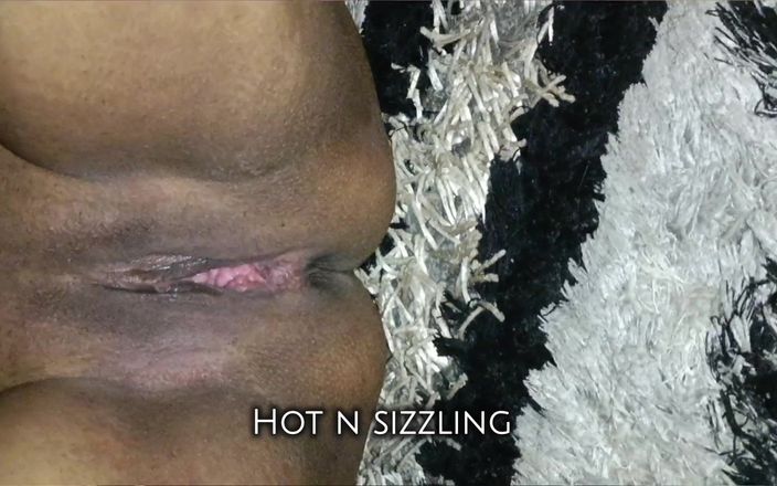 Hot N Sizzling: Je frotte mon clitoris mouillé