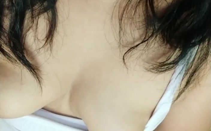 Carla Villalobos: 我在游泳池里看到很多鸡巴，我饥渴地回家并开始手淫