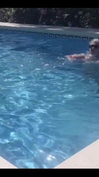 O dia de filmagem de ontem terminou com um mergulho na piscina