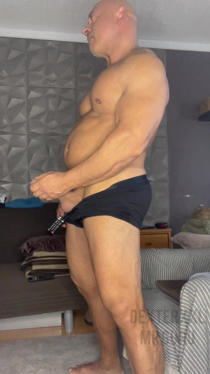 Mr. Guru: Paja de ropa interior. Sr. Guru culturista masturbarse y masturbarse