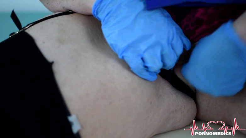 Pornomedics: Esame ginecologico su infermiera in uniforme