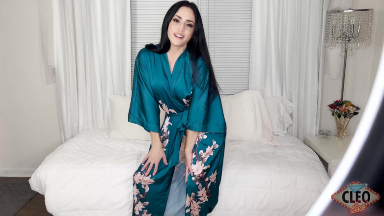 Cleo: Cleo Sexy Robe Striptease