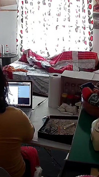 Tatăl vitreg pe fiica vitregă în timp ce face homeoffice