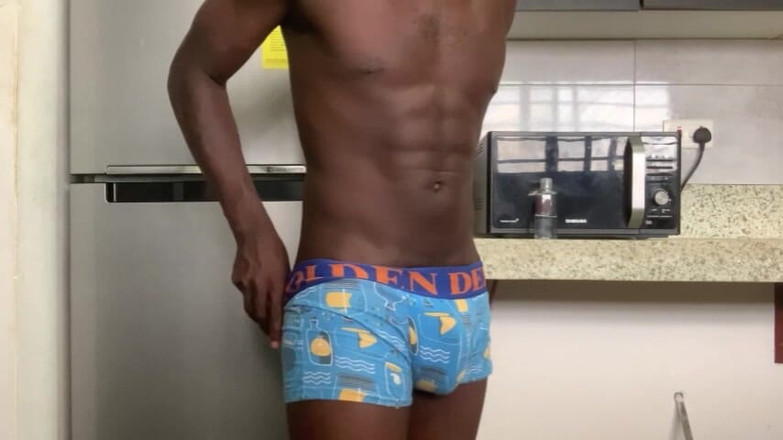 WildFreakBottom: Grande sborra sotto i boxer, gemiti e rigonfiamento duro