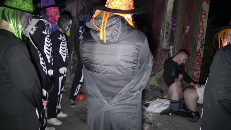 When straights boys fuck their gay friends: Ošukaná bez sedla rovnou na Halloweenská noc