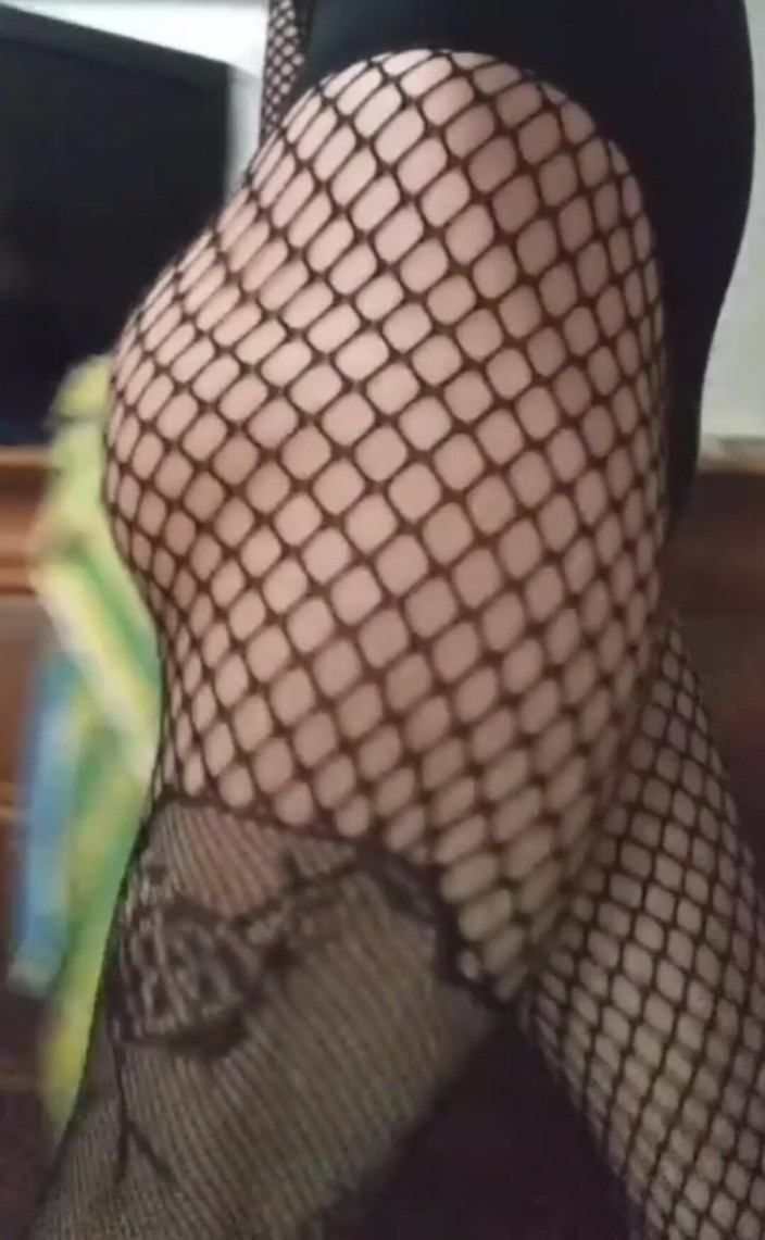 Ladysilvas: Ladysilva file çoraplı ve tulumlu ateşli götünü gösteriyor