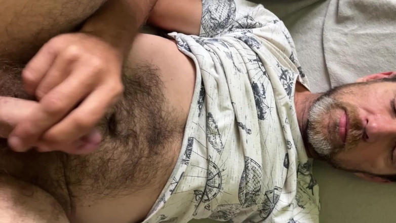 MaxHotty: Je suce la bite de papa et gicle dans son...