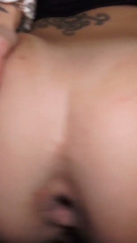 그녀의 쪼이는 엉덩이에 거대한 자지를 따먹는 데 어려움을 겪는 젊은 이탈리아 여성