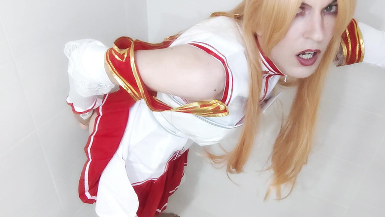 Leona Incubo: Un cosplayeur fait une pipe et se fait baiser en...