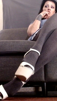 Strumpfhosen überkreuzte beine, weiße stipper heels pumps
