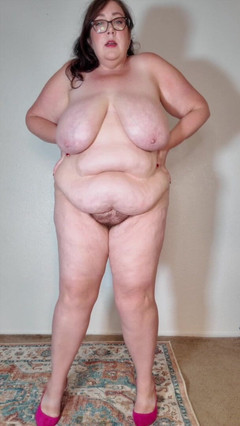 cutejayne: Sexy vientre desnuda grandota posa y monta en tacones